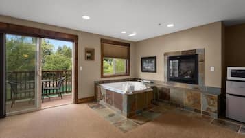 Deluxe Room, 1 King Bed, Balcony, River View | Interior