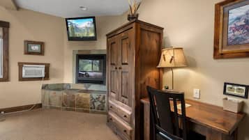 Deluxe Room, Balcony, River View | Interior