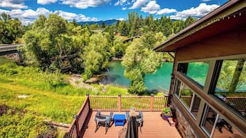 Apgar King w/ Mountain & River Views | Free WiFi, bed sheets