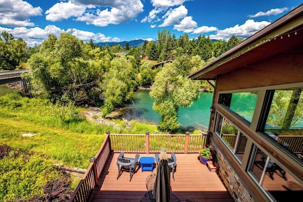 Apgar King w/ Mountain & River Views | Free WiFi, bed sheets