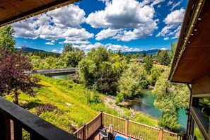 Chambre Deluxe, 1 très grand lit, balcon, vue sur le fleuve | Terrain de l’hébergement 