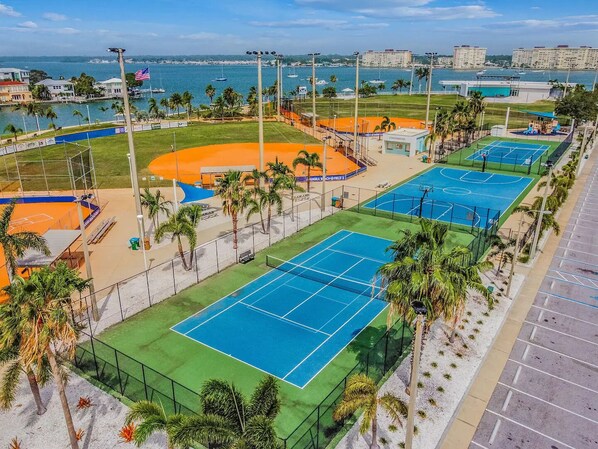 Sports court - Madeira Beach getaway; walk to the beach (Madeira Beach)