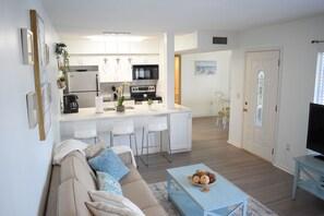 Smart TV - Madeira Beach getaway; walk to the beach (Madeira Beach)