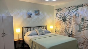 2 bedrooms, iron/ironing board, free WiFi, bed sheets - Madeira Beach getaway; walk to the beach (Madeira Beach)