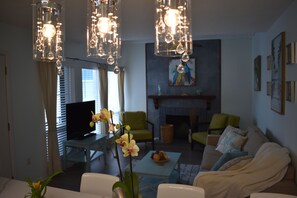 Smart TV - Madeira Beach getaway; walk to the beach (Madeira Beach)