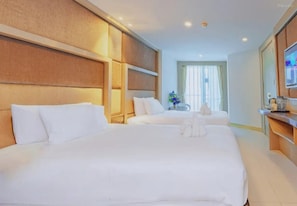 Habitación Deluxe con 2 camas individuales, vista a la ciudad | Espacio para trabajar con laptop y wifi gratis