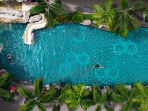 Kolam renang terbuka, kerusi lepak pantai 