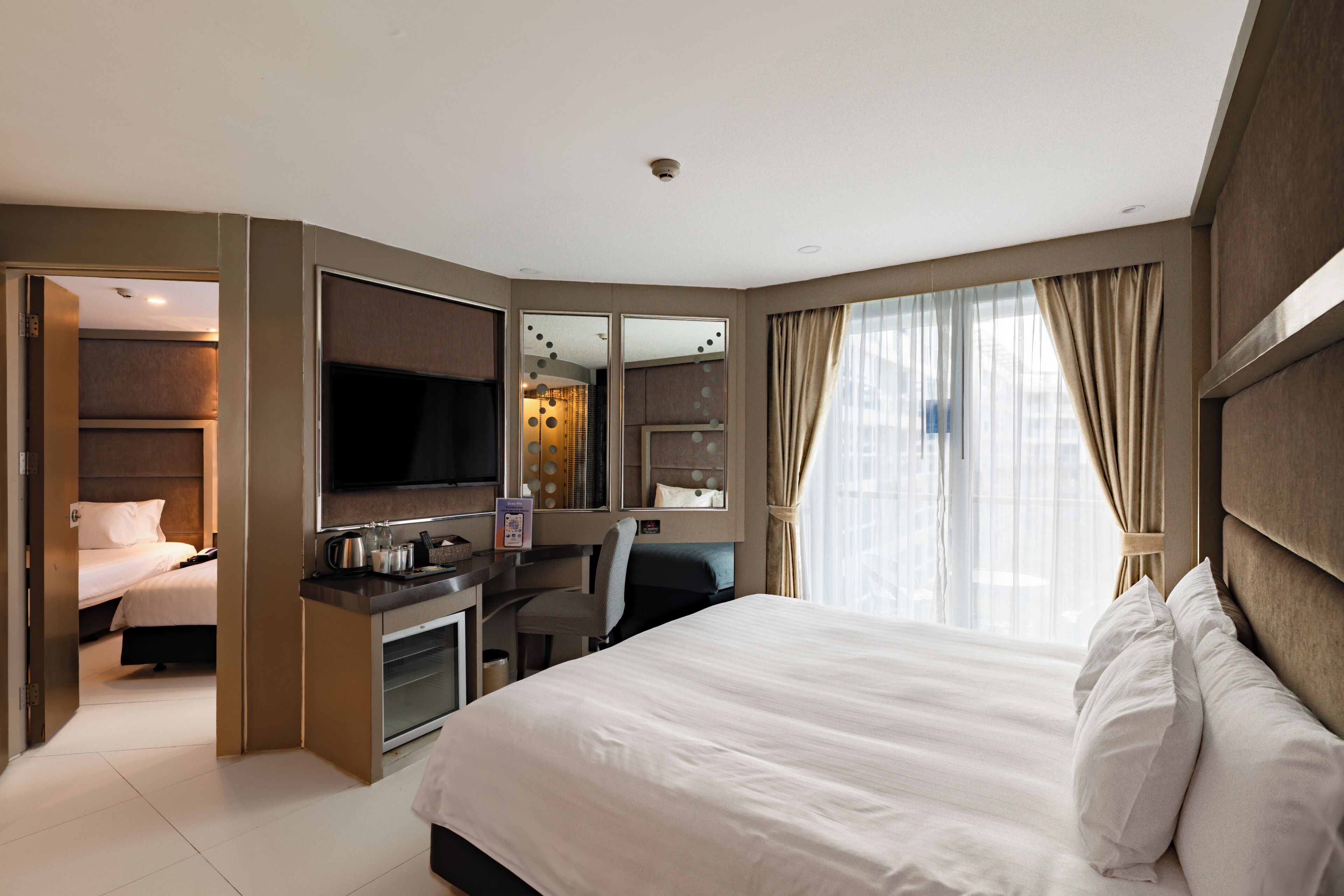 ห้องดีลักซ์สำหรับสี่ท่าน, วิวสระว่ายน้ำ | พื้นที่ทำงานแบบใช้แล็ปท็อป, Wi-Fi ฟรี