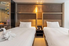 Habitación Deluxe con 2 camas individuales, vista a la ciudad | Espacio para trabajar con laptop y wifi gratis