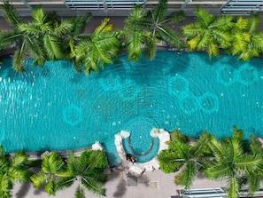 Outdoor pool, open 7:00 AM to 8:00 PM, sun loungers - Vanko International Hotel Pattaya (Pattaya)