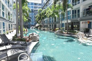 Alberca al aire libre, acceso de 07:00 a 20:00, y camastros