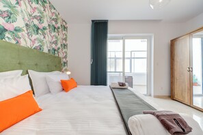 Apartamento, 2 quartos, cozinha | Cortinas blackout, ferros/tábuas de passar roupa, Wi-Fi de cortesia