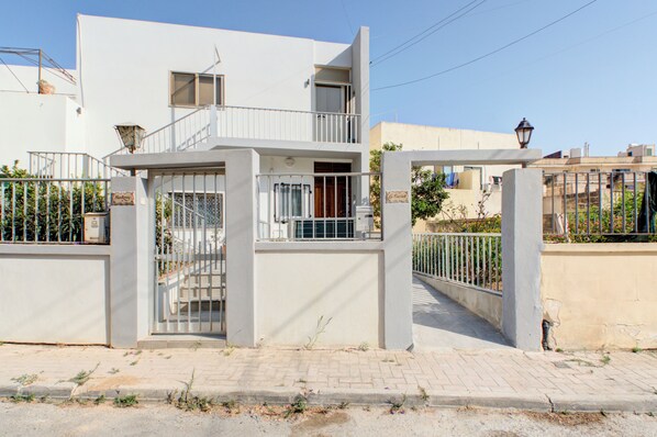 Exterior - Colourful Spacious Maisonette with Yard (San Pawl il-Baħar)