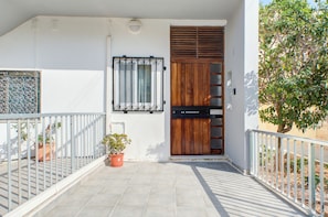 Vista frontal de la propiedad