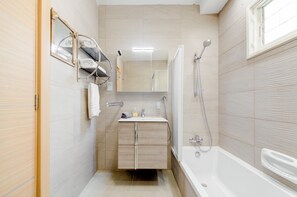 Bathroom - Colourful Spacious Maisonette with Yard (St. Paul's Bay)