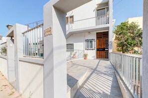 Exterior - Colourful Spacious Maisonette with Yard (San Pawl il-Baħar)