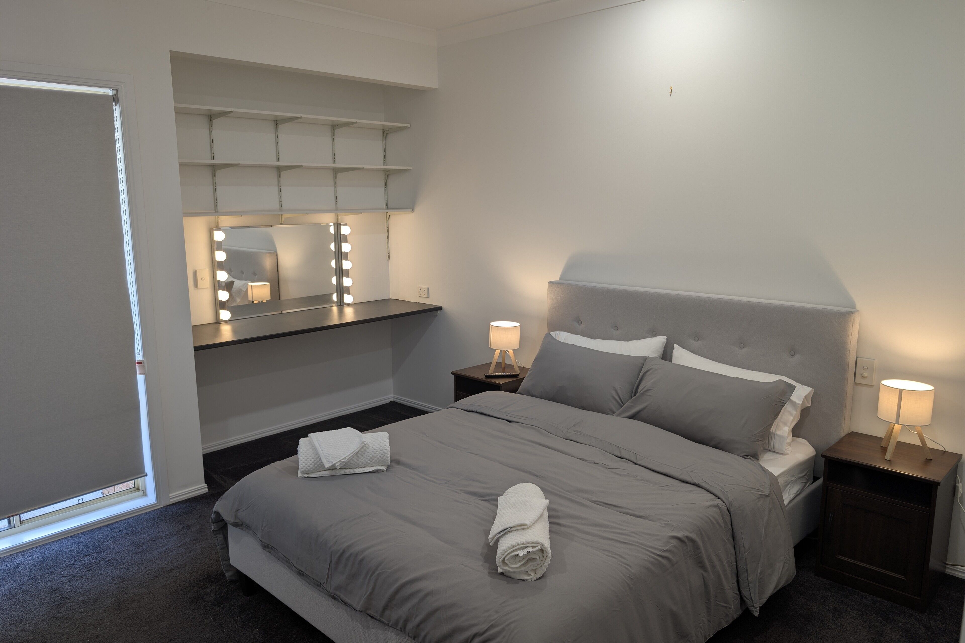 Tabla de planchar con plancha, wifi y ropa de cama 