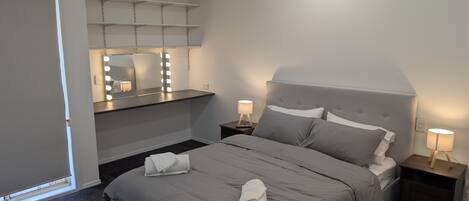 Tabla de planchar con plancha, wifi y ropa de cama