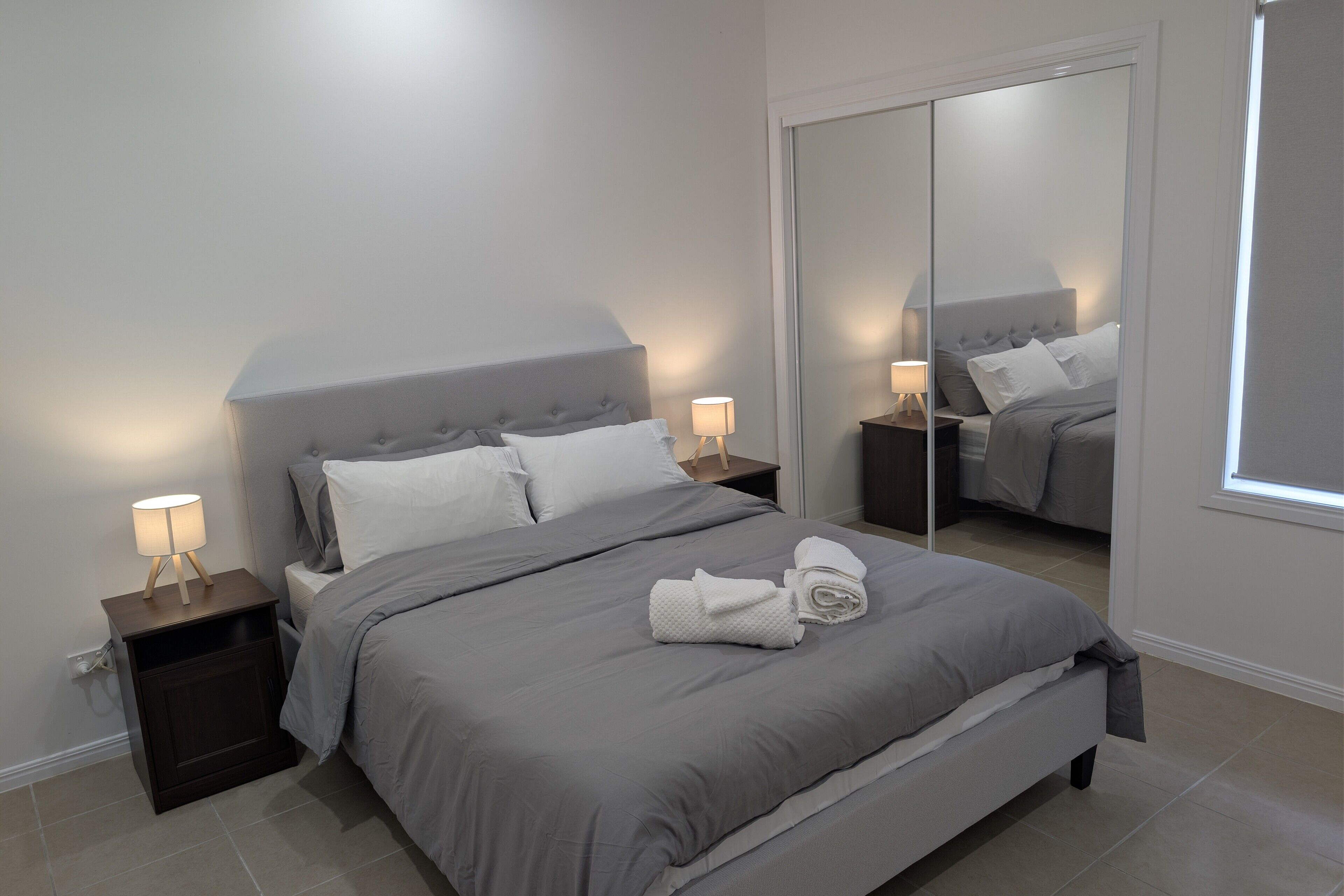 Planxa i posts de planxar, wifi i roba de llit 