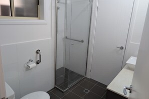 Douche, sèche-cheveux, serviettes fournies, savon