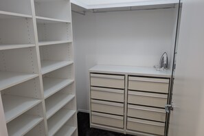 Interior - Private 2-Bedroom Flat in Oxenford – Quiet, Comfortable & Close to Theme Parks (Oxenford)