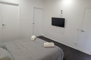 2 bedrooms, iron/ironing board, free WiFi, bed sheets - Private 2-Bedroom Flat in Oxenford – Quiet, Comfortable & Close to Theme Parks (Oxenford)