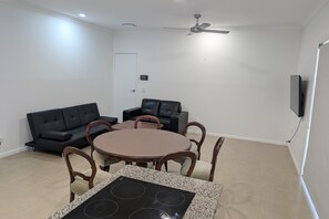 Interior - Private 2-Bedroom Flat in Oxenford – Quiet, Comfortable & Close to Theme Parks (Oxenford)