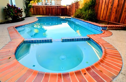 Quarry Lake Oasis: Pool, Game Room, Fruit Trees!