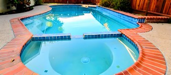 Quarry Lake Oasis: Pool, Game Room, Fruit Trees!