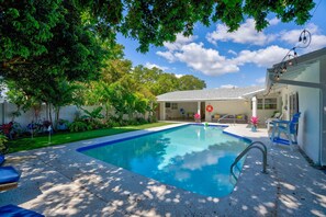 Pool - Private Palm Beach Pool Home Putting Green near BEACH Restaurants (North Palm Beach)