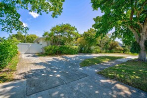 Property grounds - Private Palm Beach Pool Home Putting Green near BEACH Restaurants (North Palm Beach)