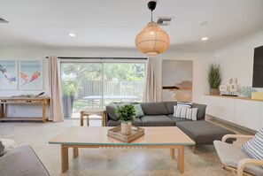 TV - MONTHLY Private Palm Beach Pool Home Putting Green near BEACH Restaurants (North Palm Beach)