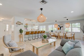 TV - MONTHLY Private Palm Beach Pool Home Putting Green near BEACH Restaurants (North Palm Beach)