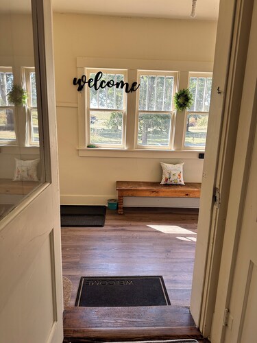 3 Bedroom • Farmhouse on Plum Creek • Wildlife • Quiet Getaway • Sleeps up to 10