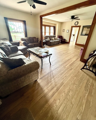TV. 3 Bedroom • Farmhouse on Plum Creek • Wildlife • Quiet Getaway • Sleeps up to 10
