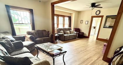 3 Bedroom • Farmhouse on Plum Creek • Wildlife • Quiet Getaway • Sleeps up to 10