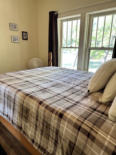 3 Bedroom • Farmhouse on Plum Creek • Wildlife • Quiet Getaway • Sleeps up to 10