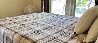 3 Bedroom • Farmhouse on Plum Creek • Wildlife • Quiet Getaway • Sleeps up to 10