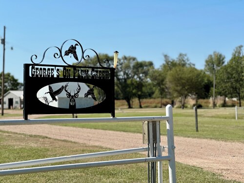 3 Bedroom • Farmhouse on Plum Creek • Wildlife • Quiet Getaway • Sleeps up to 10