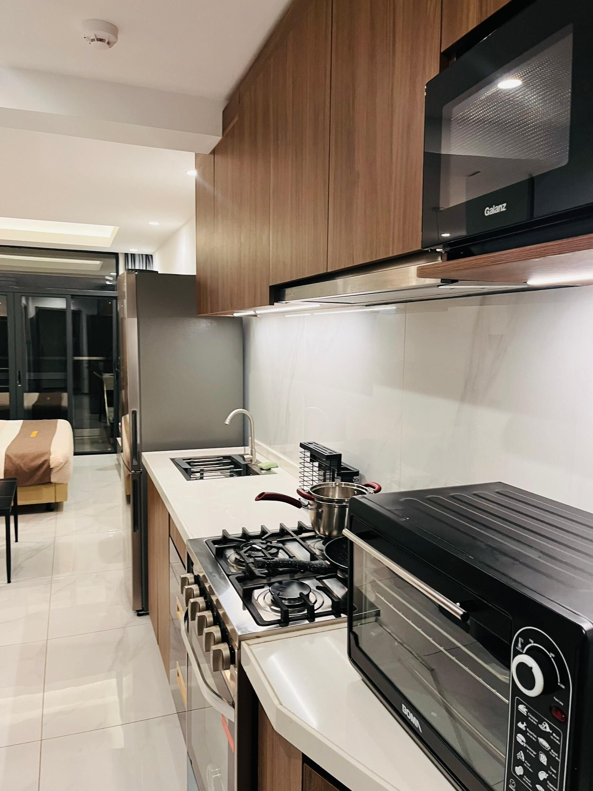 Coffee/tea maker, fridge, microwave, stovetop