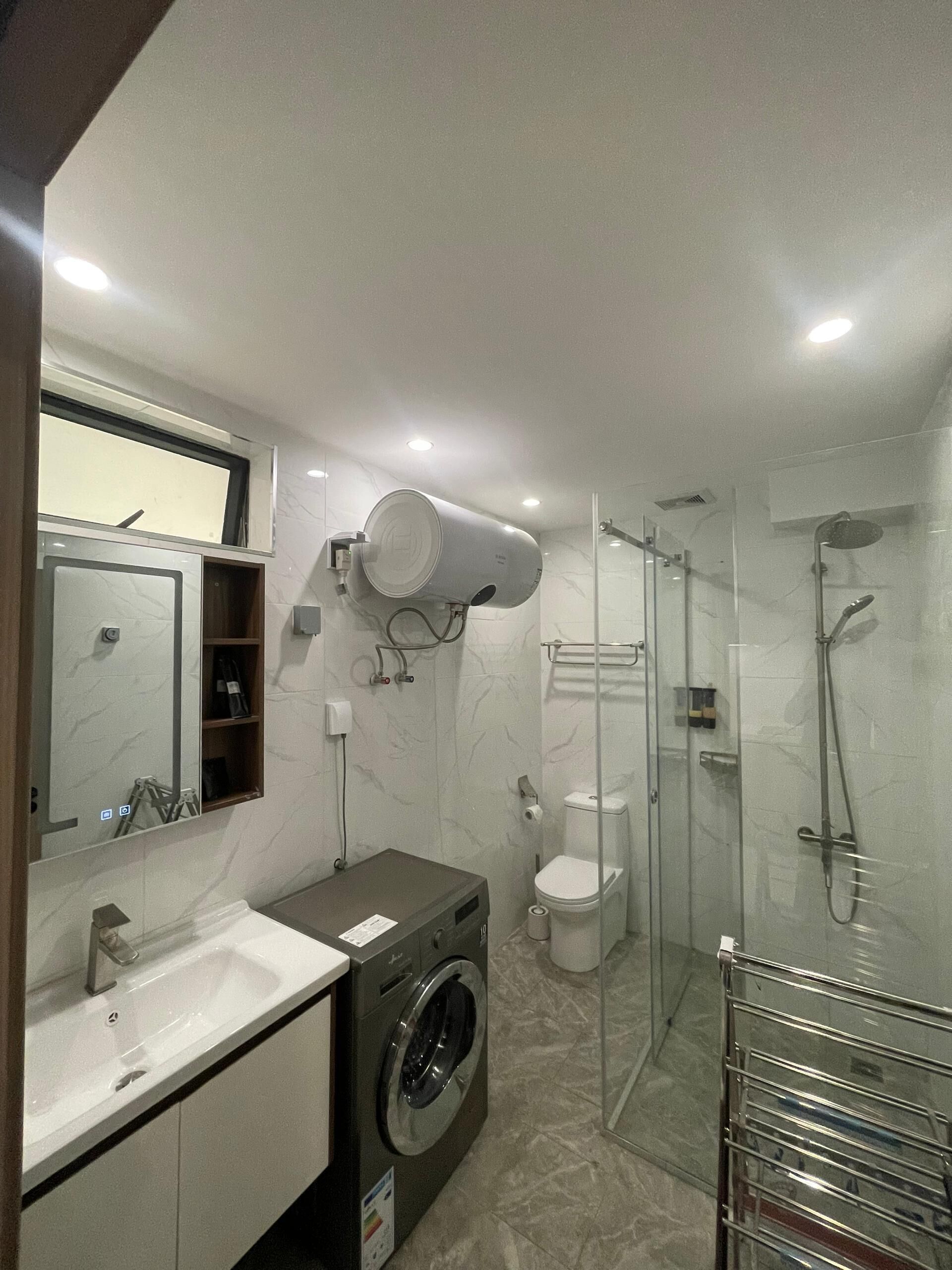 Douche, bidet, serviettes fournies, savon