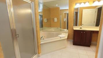 Baignoire à remous, séchoir à cheveux, serviettes fournies, savon