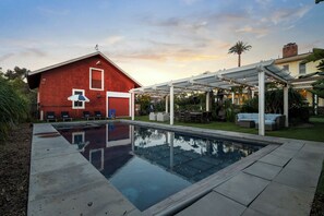 Una piscina al aire libre, una piscina climatizada
