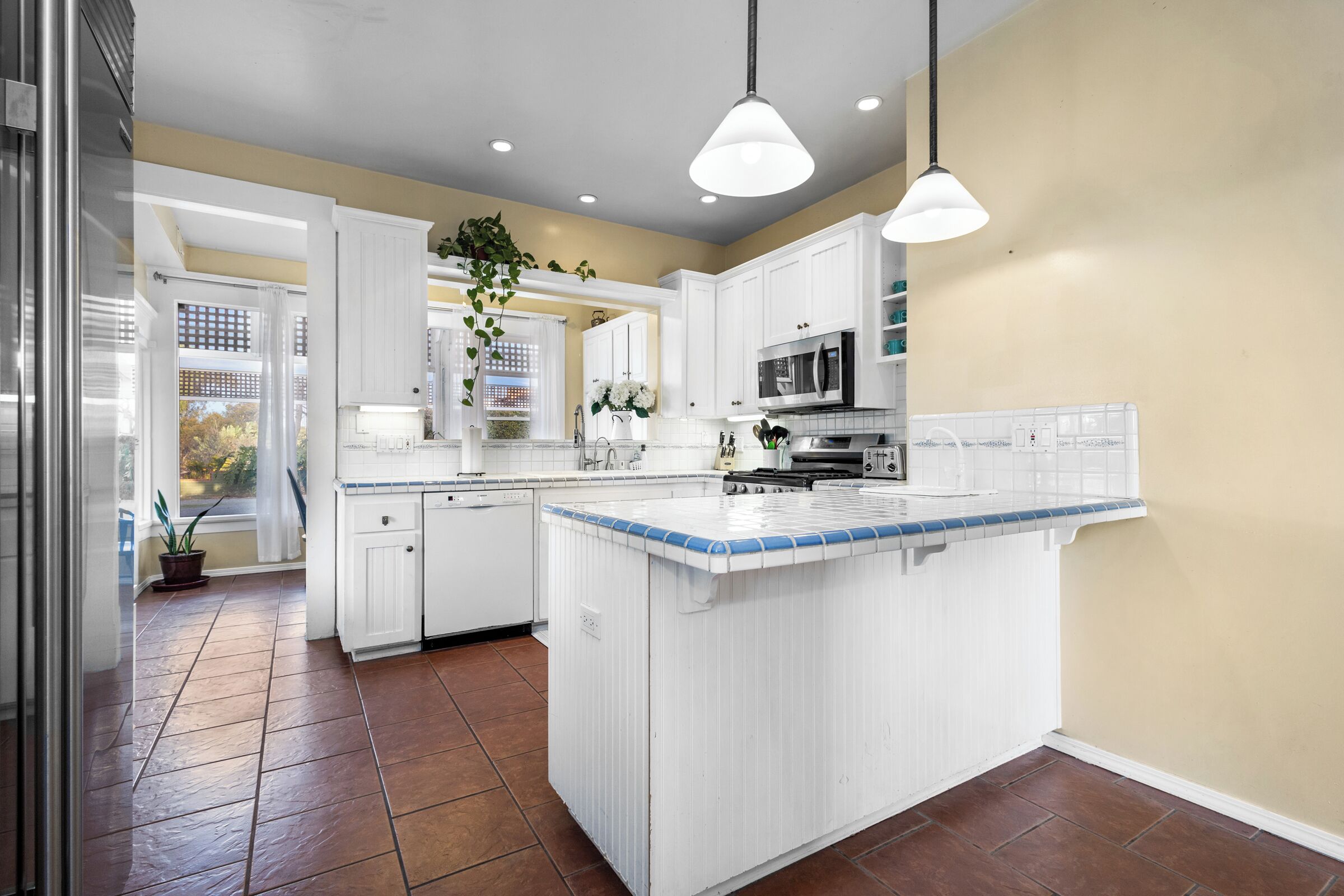 Een magnetron, een oven, een kookplaat, een vaatwasser