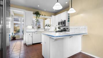 Een magnetron, een oven, een kookplaat, een vaatwasser