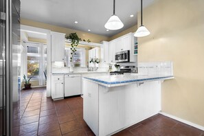 Mikroaaltouuni, uuni, liesi, astianpesukone