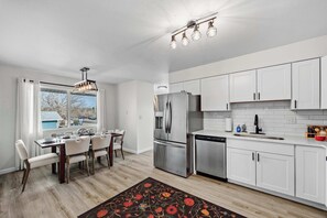 Fridge, microwave, oven, stovetop - Loveland Lakeview Loft | New Reno & Dogs welcome (Loveland)