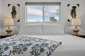 Desk, iron/ironing board, travel crib, WiFi - Loveland Lakeview Loft | New Reno & Dogs welcome (Loveland)