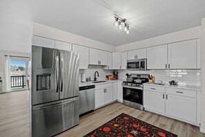 Fridge, microwave, oven, stovetop - Loveland Lakeview Loft | New Reno & Dogs welcome (Loveland)
