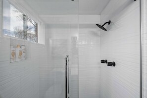 Shower, hair dryer, towels - Loveland Lakeview Loft | New Reno & Dogs welcome (Loveland)